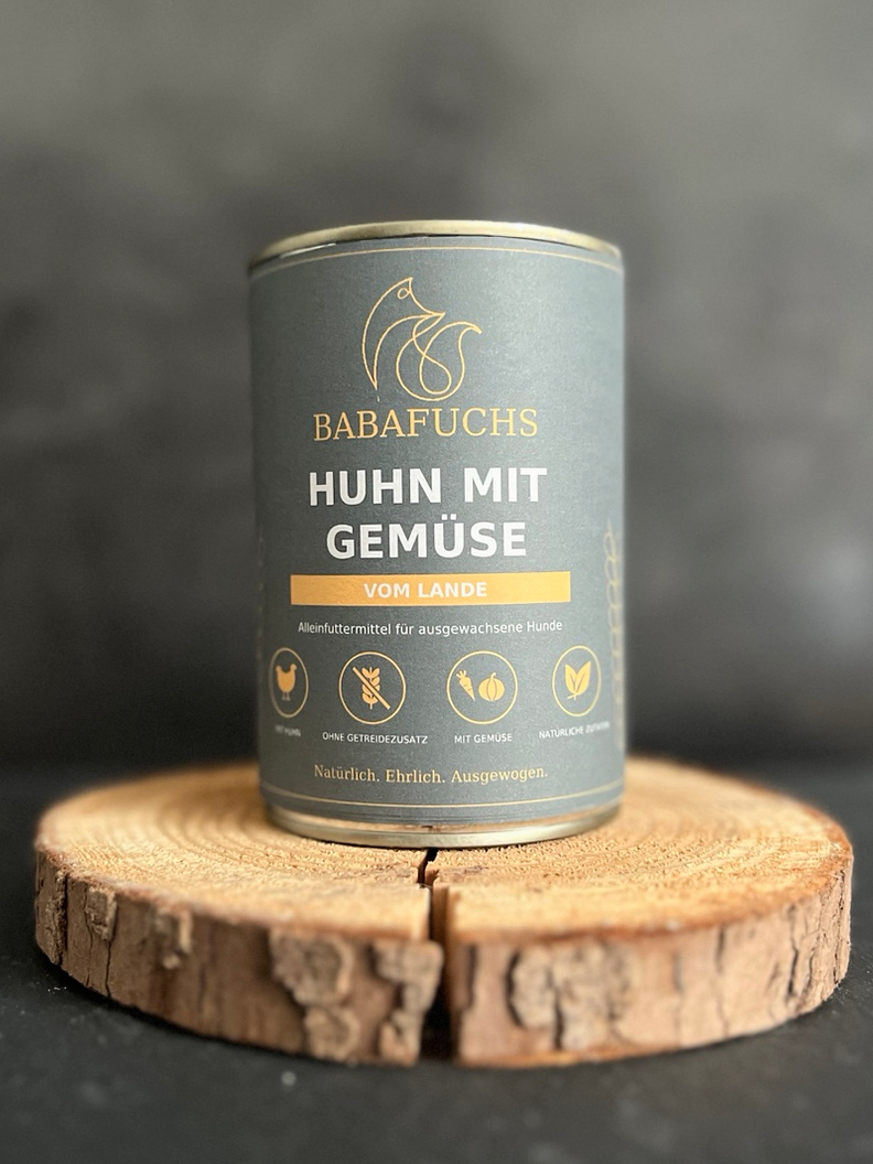 BabaFuchs Huhn mit Gemüse, Dose auf Holzuntergrund