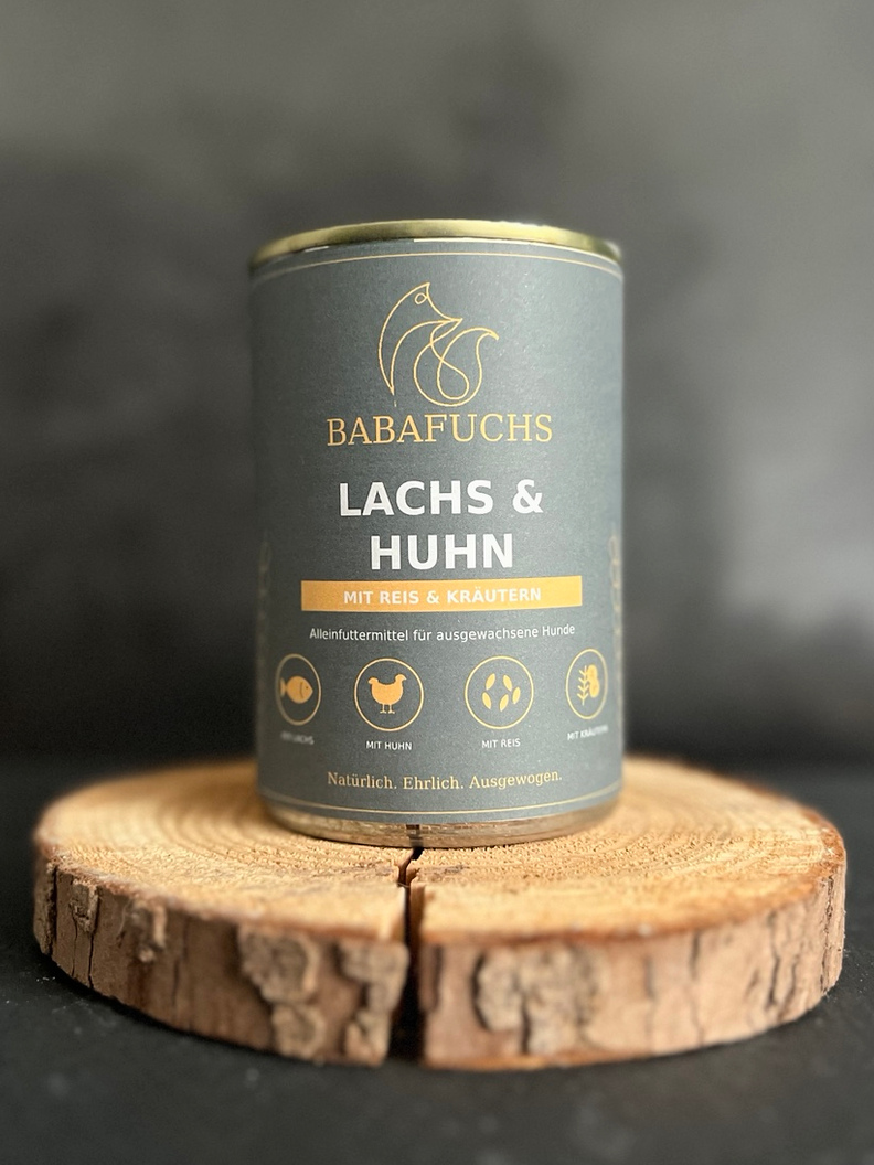BabaFuchs Lachs & Huhn mit Reis & Kräutern, Dose auf Holzuntergrund