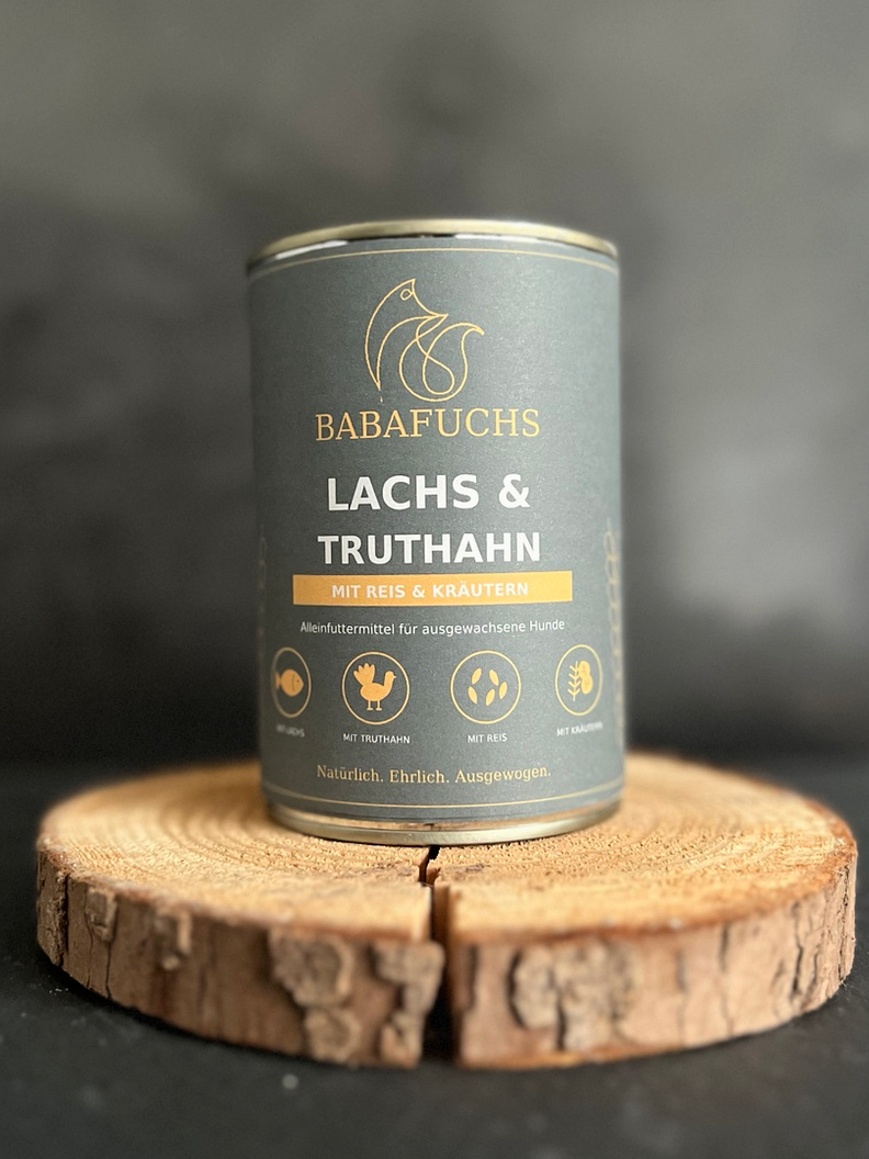 BabaFuchs Lachs & Truthahn mit Reis & Kräutern, Dose auf Holzuntergrund